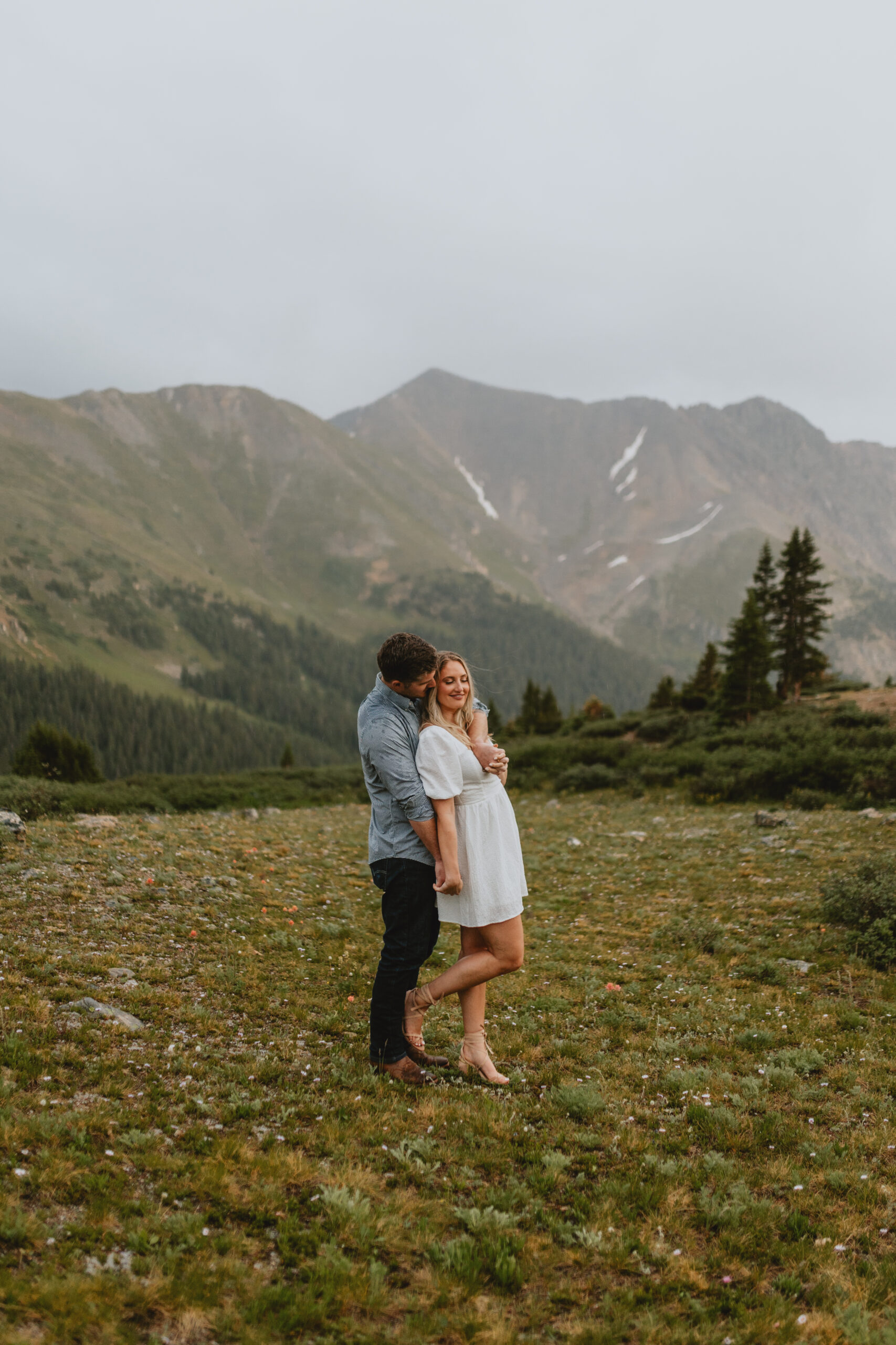 couple kissing in the mountains